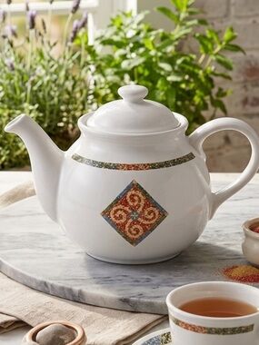 Corelle White Stoneware Teapot Sand Art Pattern. 6 cups